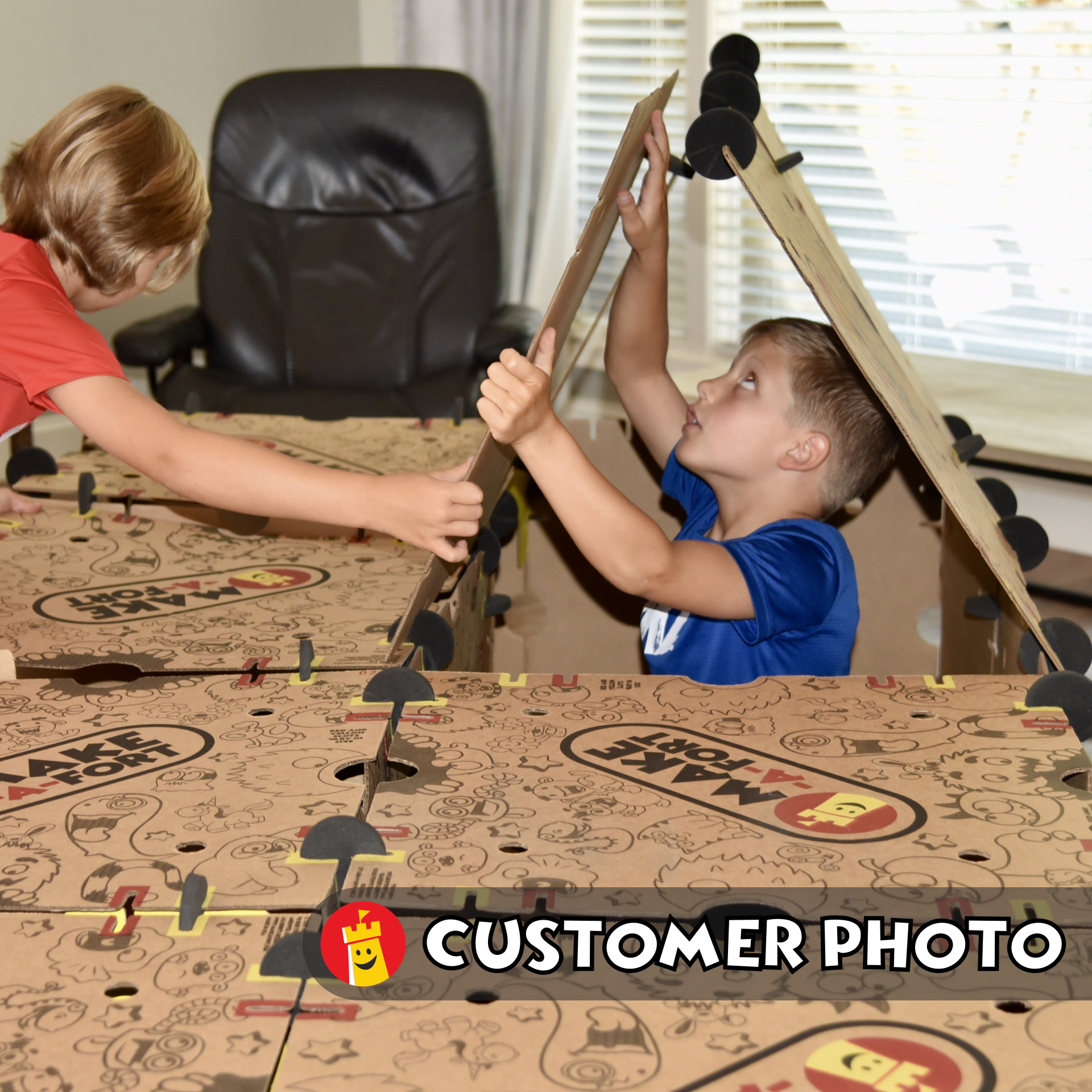 Deux garçons construisant un fort