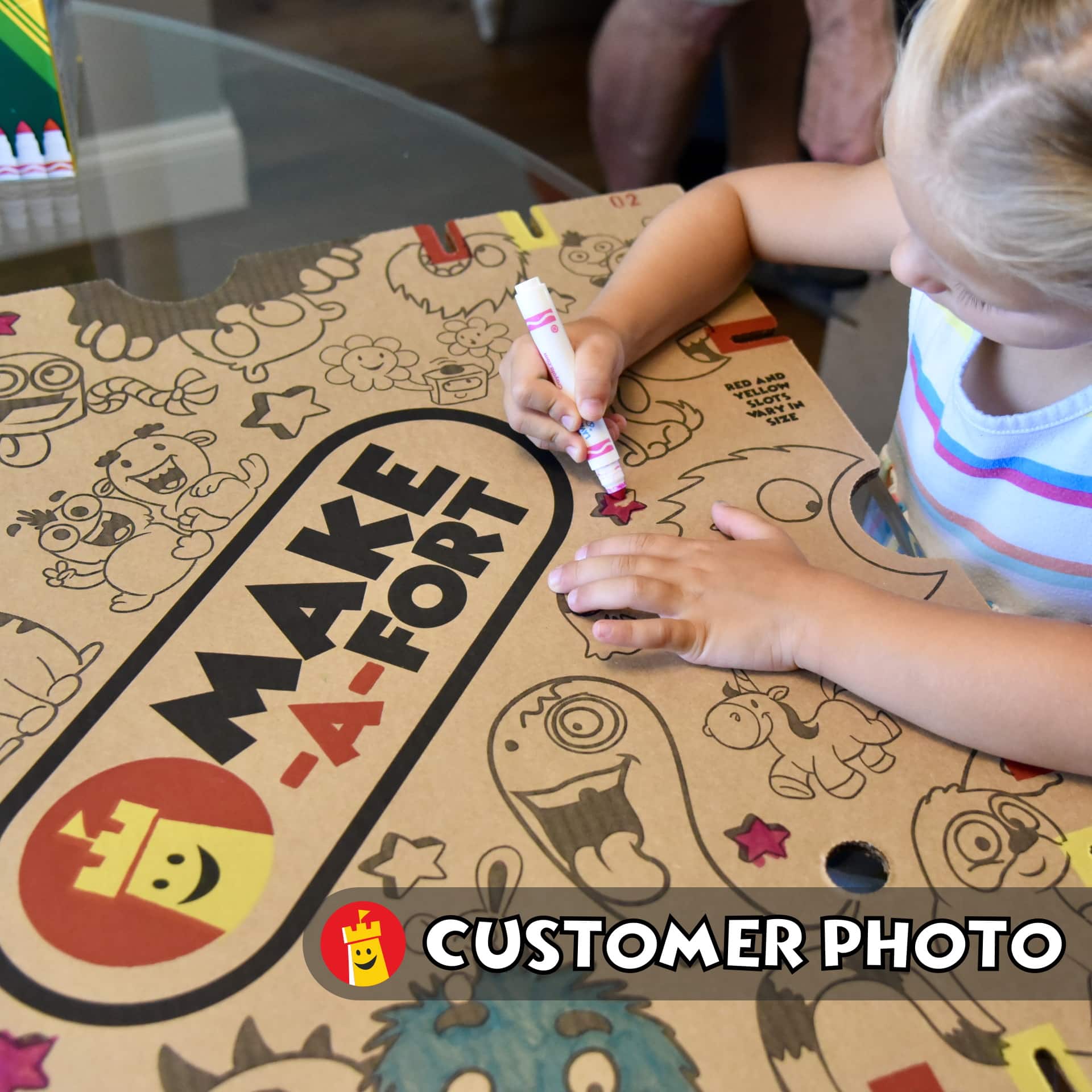 Fille coloriant des panneaux de fort