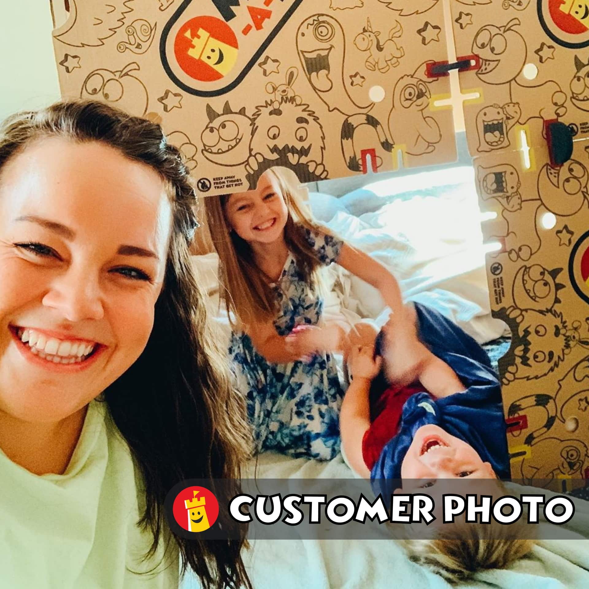 Famille jouant à l'intérieur d'un fort